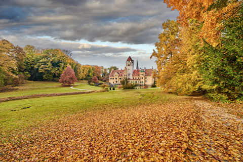 Gemeinde Schönau Landkreis Rottal-Inn Schlosspark im Herbst Hörniweg (Dirschl Johann) Deutschland PAN